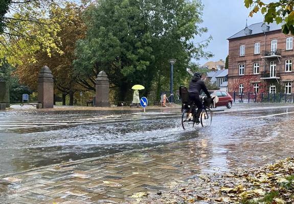 Cykel i oversvømmet gade i Odense